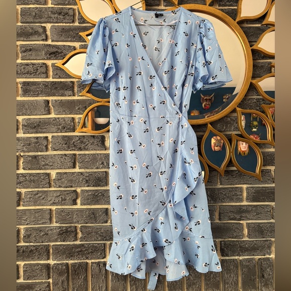 Vero Moda Asymmetrical Floral Dress in Light Blue - Picture 2 of 6